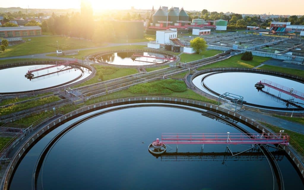 En este artículo conocerás todo sobre las plantas de tratamiento de aguas residuales: qué son, para qué sirven, cómo es su funcionamiento y los tipos que existen.