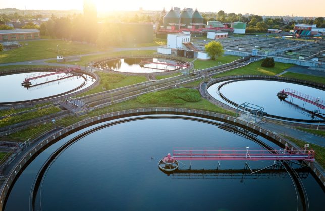 En este artículo conocerás todo sobre las plantas de tratamiento de aguas residuales: qué son, para qué sirven, cómo es su funcionamiento y los tipos que existen.