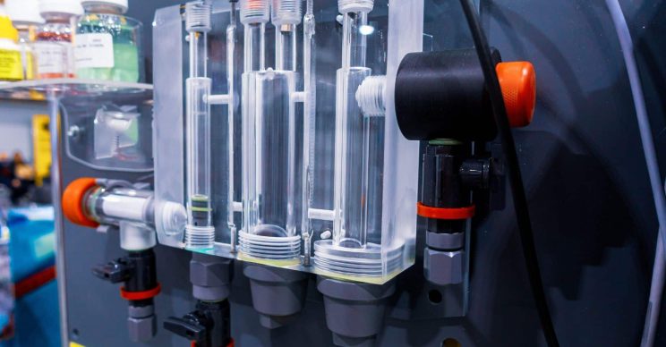 En este artículo aprenderás sobre el sistema de dosificación automática de químicos: en qué consiste, por qué es importante, los factores a considerar, aplicaciones y los beneficios que ofrece en el tratamiento de aguas residuales.